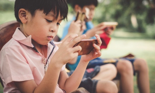 Cấm con dùng điện thoại: Giải pháp nhanh nhất của các ông bố bà mẹ 'lười'