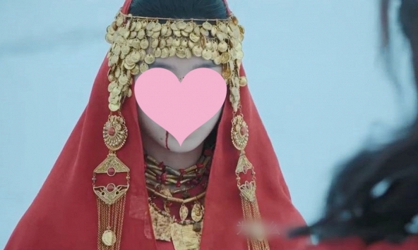 Cô dâu đang gây tranh cãi khắp MXH: Xinh đẹp như hoa như ngọc nhưng không ai dám nhìn thẳng vào mắt