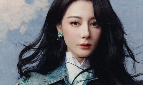 “Địch Lệ Nhiệt Ba có biết xấu hổ không vậy?”