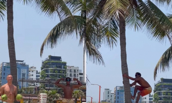 Khách Tây leo dừa thoăn thoắt ngay biển Đà Nẵng, kỹ năng khiến người Việt cũng phải chào thua
