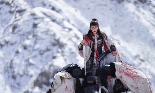 Muốn xem phim Trung Quốc này phải “cất não” đi: Nam chính xếp xác địch thành bánh kem ngàn lớp, sắp chết mà sao rảnh vậy?