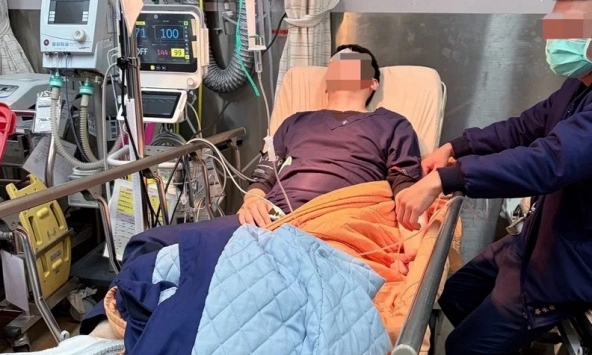 Nam shipper 27 tuổi nhiễm HIV khẳng định 3 năm chưa làm 'chuyện ấy', bác sĩ: 'Giá như hôm đó anh đừng đi cắt tóc'