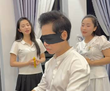 “Ông hoàng nhạc sến” bịt mắt đánh đàn cho 2 cô gái xinh đẹp hát