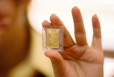 Phát hiện 10 triệu đồng, ngoại tệ cùng miếng vàng 9999 bị bỏ lại bên đường quốc lộ