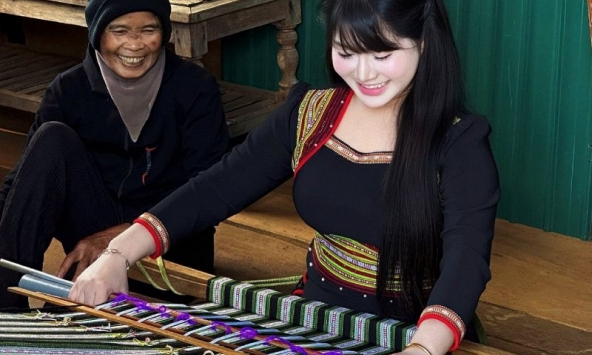 Thời trang hóa giúp nâng tầm thổ cẩm Ê Đê