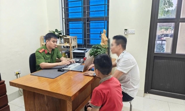 Tin bị bố đánh lan truyền trên mạng xã hội, cháu bé 11 tuổi trình bày gì với Công an?