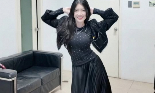 Vừa dùng nhạc Việt, lại còn hát tiếng Việt và nhảy cực quyến rũ, nữ TikToker khiến CDM không khỏi thích thú