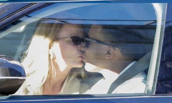 Bắt gặp siêu sao Mbappe lái xế hộp, hôn bạn gái diễn viên giữa phố