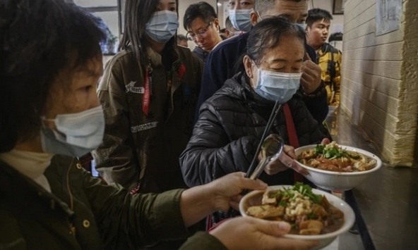 Ca sĩ 'càn quét' 5 tô mì ở quán lề đường, quán ăn vô danh bất ngờ vỡ trận đến mức phải hoàn tiền 