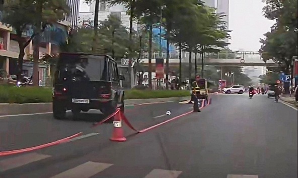 Hiện trường vụ cụ ông tử vong sau va chạm với Mercedes G63 trên phố Hà Nội 