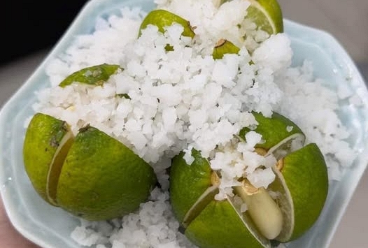 Không phải mê tín, giờ mới biết vì sao nhiều nhà luôn đặt 1 bát chanh muối ở góc phòng