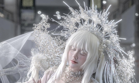 Mang gần 15kg đạo cụ trên người, nữ coser khiến tất cả thán phục với công sức 'biến hình' đầy ấn tượng