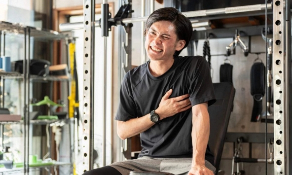 Người đàn ông 39 tuổi bị ngừng tim đột ngột khi đang thể dục, cholesterol xấu cao vọt: BS khuyên thấy 2 dấu hiệu trên mặt cần đến viện ngay