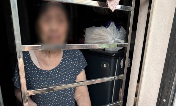 Xôn xao thông tin cụ bà ở Hà Nội 'bị nhốt trong nhà của mình', con đưa cơm qua cửa sổ: Chính quyền nói gì?