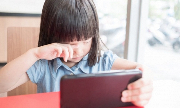 10 thói quen sinh hoạt âm thầm “làm hại” thị lực trẻ và cách phòng tránh