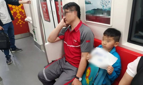 Bé trai cầm trên tay tấm bảng, đọc xong mà ngàn phụ huynh mơ ước: Đây chính là 'TÀI SẢN' mà mọi cha mẹ đều cần!