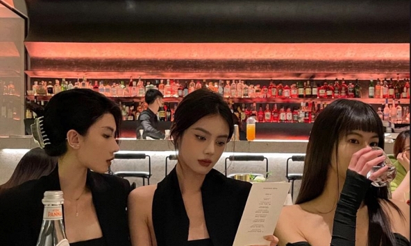 Cả nhóm đi ăn, bạn bị gọi tên: “Nay đại gia bao nhé, dạo này thấy làm ăn khá lắm”, EQ cao trả lời thế nào?