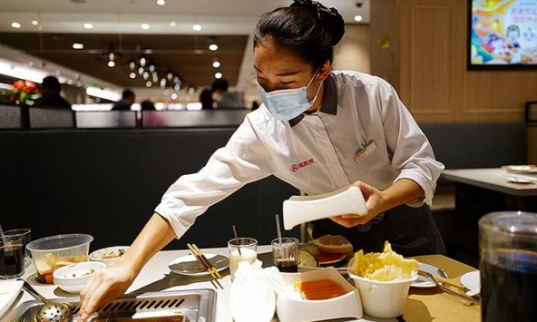 Cựu nhân viên Haidilao 'bóc phốt': Quản lý ép nhân viên tự bỏ tiền túi mua quà 1,7 triệu đồng đền cho khách