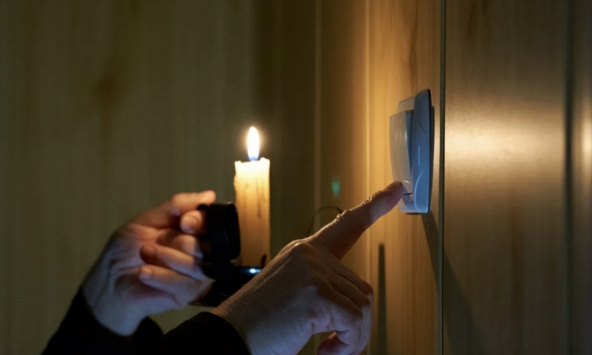 Khách thuê nhà giá 15 triệu đồng/tháng không trả tiền đúng hạn, chủ nhà liền cắt điện nước gây áp lực, tòa án tuyên bố: Không nên làm vậy!