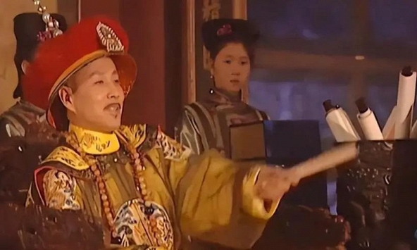 Khang Hy lần đầu dùng sôcôla và đọc hướng dẫn hơn 900 chữ rồi nói 3 từ khiến quần thần run sợ giữa triều