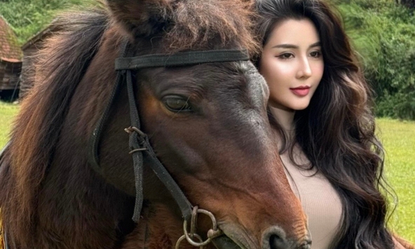 Rời yên ngựa để 'xuống nước', hot girl làng kỵ sĩ gây bão với màn biến hình
