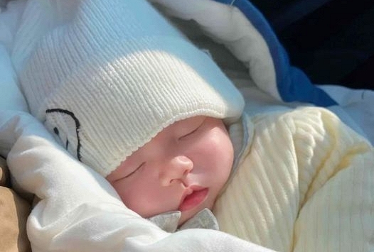 Vừa hết tháng ở cữ, trẻ sơ sinh quấy khóc liên tục: 6 nguyên nhân phổ biến cha mẹ không nên bỏ qua