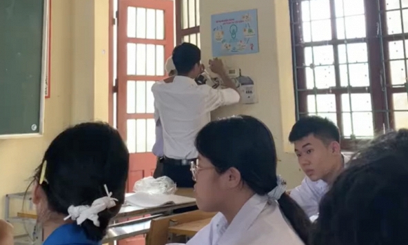 Lớp hỏng quạt giữa cái nắng 37 độ C, hành động của thầy giáo dạy Lý sau đó khiến trò phải cắt clip khoe ngay lên mạng