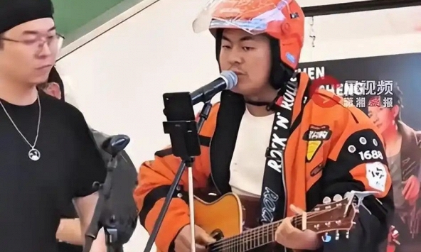 Chàng shipper giao đồ ăn bất ngờ được ca sĩ nổi tiếng mời đi diễn chung, ca sĩ hóa ra cũng từng làm shipper