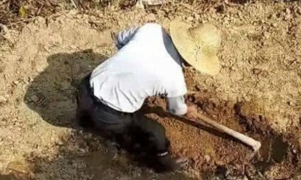 Lão nông báo nhặt được khối đồng cao 19,6cm, hiện trường nhanh chóng bị phong tỏa