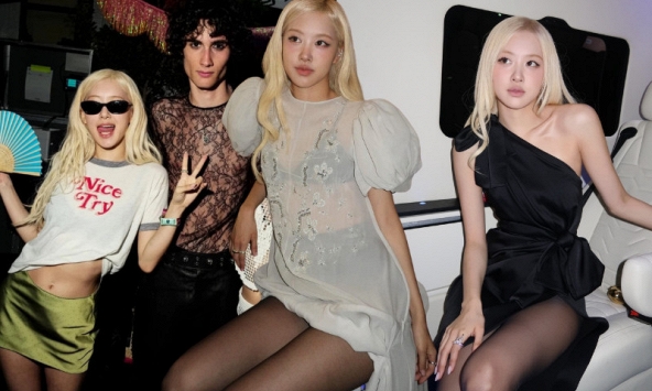 Rosé mặc váy siêu ngắn tại Coachella, để lộ món đồ giá rẻ giúp đôi chân nuột nà tức thì