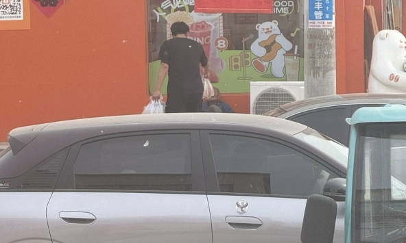 Sắp tốt nghiệp liền đòi chuyển tiền nhờ người lạ 'nuôi' cụ già trước cổng trường, nam sinh lớp 12 nhận lại câu trả lời '1 xu cũng không lấy'