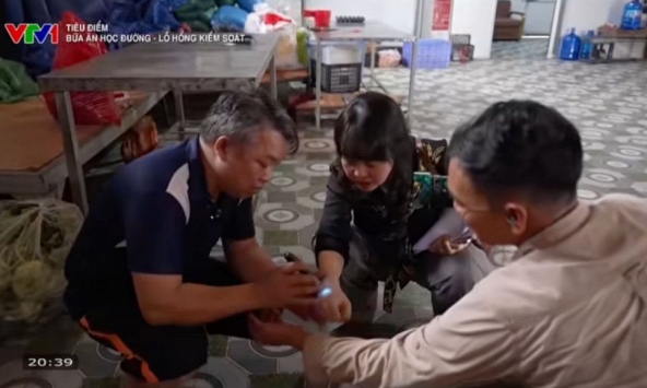 Ông chủ cơ sở thực phẩm hồn nhiên lấy 'đèn thần' soi độ sach bẩn của cả thịt bò và... cánh tay phóng viên: Vô lý đến bật cười!