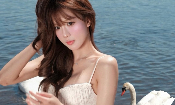 Chụp ảnh với thiên nga, hot girl như bước ra từ chuyện cổ tích