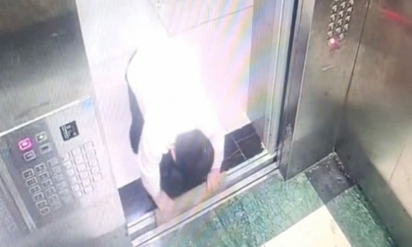 Cửa thang máy liên tục báo lỗi, trích xuất camera thấy cảnh tượng 'bất ổn' của một cậu bé 10 tuổi