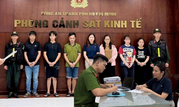 Gần 100 trinh sát đồng loạt khám xét khẩn cấp 6 địa điểm, bắt bà chủ công ty Lê Thị Thùy Trang SN 1977