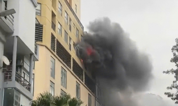 Hiện trường thót tim vụ cháy ngùn ngụt tại chung cư ở Hà Nội, cảnh sát sát cứu được nhiều người