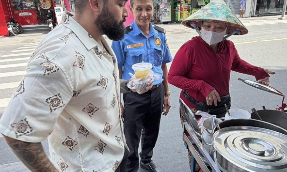 Khách Tây đánh rơi món đồ 500 ngàn giữa đường đứng hình trước cách xử lý của chú bảo vệ Việt Nam