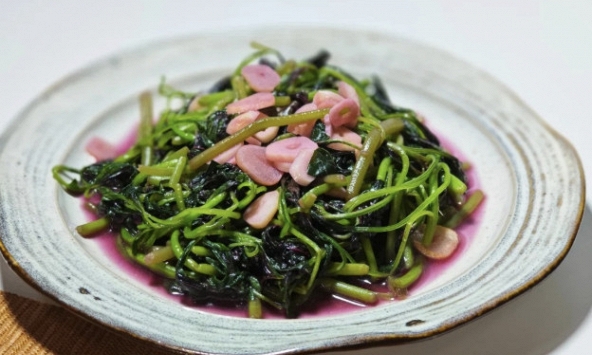 Không ngờ loại rau dân dã này lại là 'bể canxi và sắt', chỉ thêm vài tép tỏi là thành cực phẩm đưa cơm