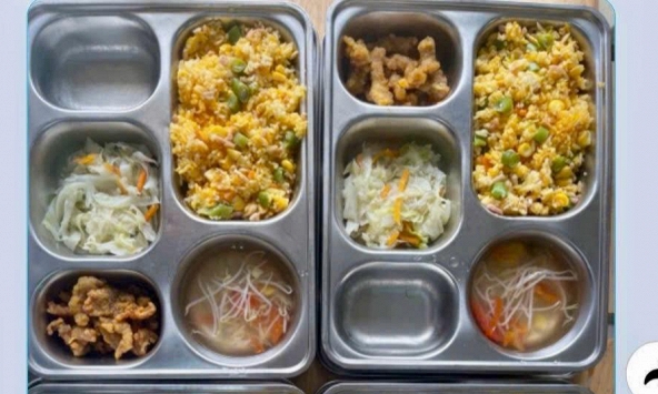 Bữa ăn 25 nghìn đồng của một trường Tiểu học công lập nhận cơn mưa lời khen, đáng khen nhất là tin nhắn cô giáo gửi cho phụ huynh!