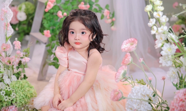 Lisa nhà Khánh Thi - Phan Hiển: 'Nàng thơ nhí' xinh yêu như búp bê đời thực