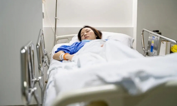 Người phụ nữ sống lành mạnh bị gan nhiễm mỡ nặng, bác sĩ giật mình: 3 loại nước uống nhiều âm thầm hại gan, nhiều người tưởng tốt