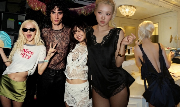 Từ nay hãy gọi Rosé là “bà hoàng váy lụa”: Lăng xê từ Hàn đến Paris, California... không trật 1 nhịp nào