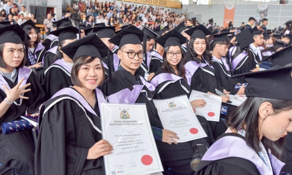 Xôn xao câu chuyện gia đình đầu tư 1 tỷ cho học RMIT, 100 triệu thi CFA nhưng 'đổ sông đổ bể', 24 tuổi chọn làm lại từ đầu