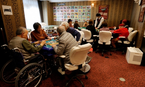 Xuất hiện viện dưỡng lão cho phép các cụ chơi bài, chơi máy đánh bạc: Trước khi chơi phải tập thể dục