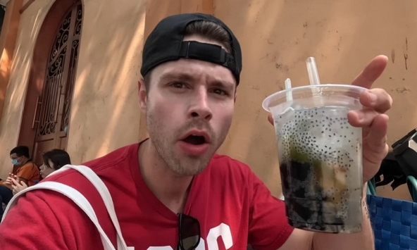 Chỉ lệch một âm tiết tiếng Việt, anh Tây khiến cả quán giải khát bối rối vì món không có trong thực đơn