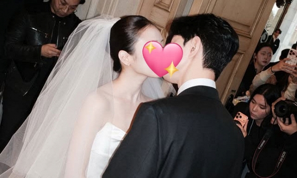 Hôn lễ khiến cả showbiz dậy sóng tranh cãi, cô dâu bị 'ném đá' vì làm trái một điều quen thuộc