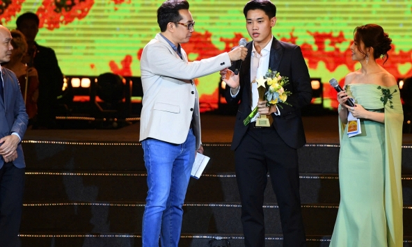 Đình Bắc nhận giải Cống hiến 2026, tuyên bố sẵn sàng xuất ngoại