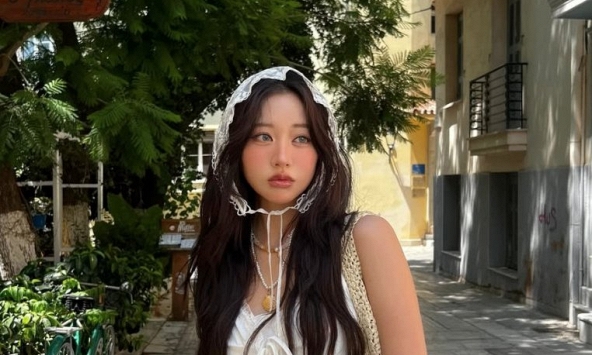 Hàng trăm nghìn lượt tim cho cô gái chụp hình trên bãi cỏ: Outfit lộng lẫy, makeup 'không thể rời mắt' và còn gì nữa?