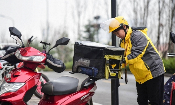 Khách đặt hàng online 3 tháng vẫn chưa được giao, chủ shop chủ động hoàn trả 3,8 triệu đồng nhưng tòa án khẳng định: “Phải bồi thường gấp 3”