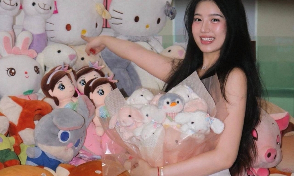 Khoảnh khắc 'gắp thú bông' của hot girl xinh đẹp khiến người xem phải thốt lên 'tuyệt đối điện ảnh'